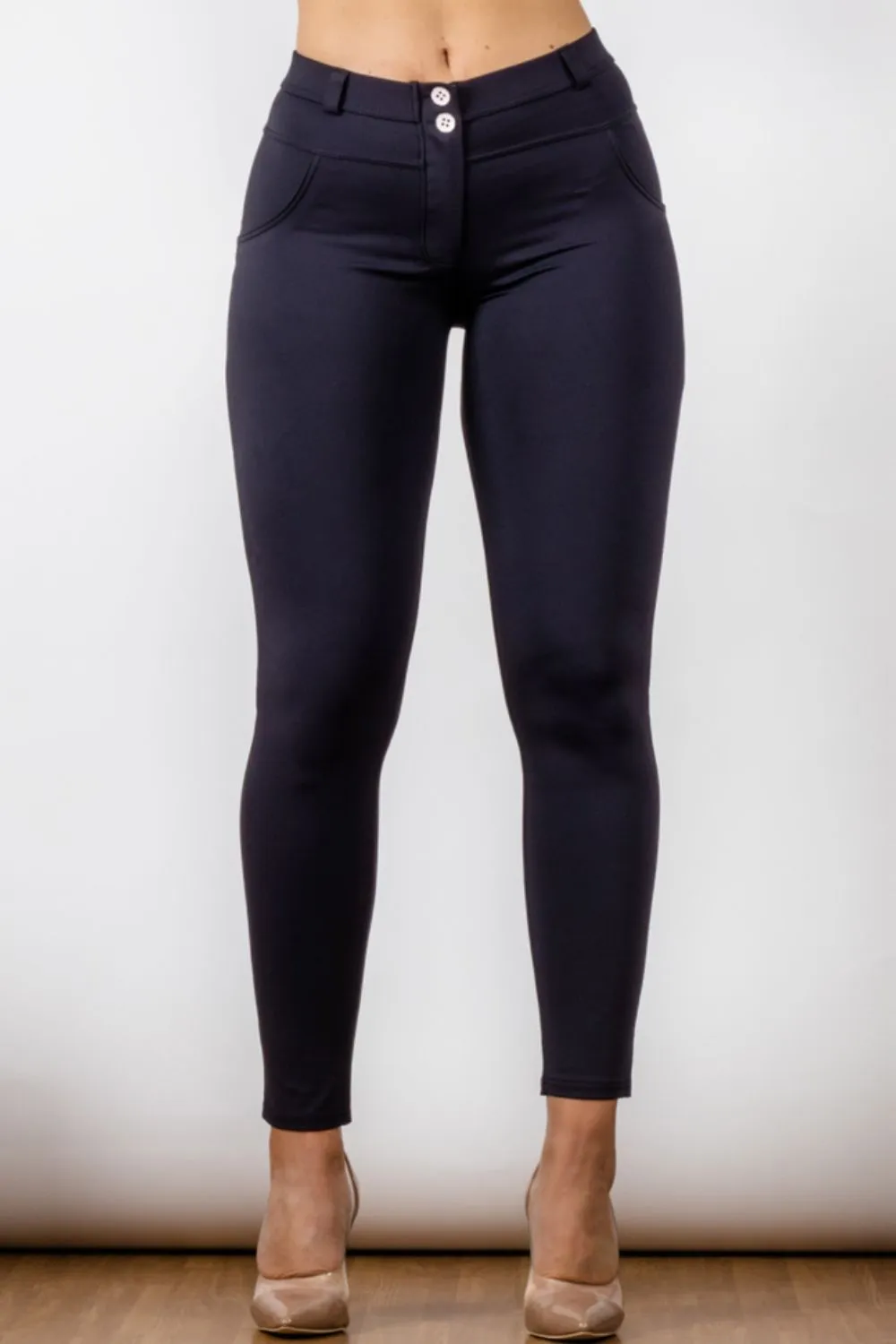 Buttoned leggings with long, skinny fit.