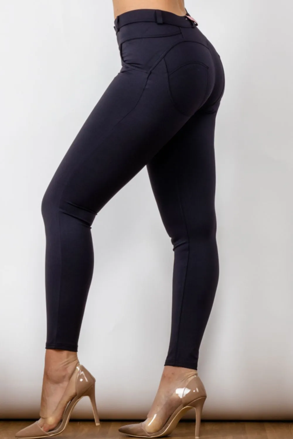 Buttoned leggings with long, skinny fit.