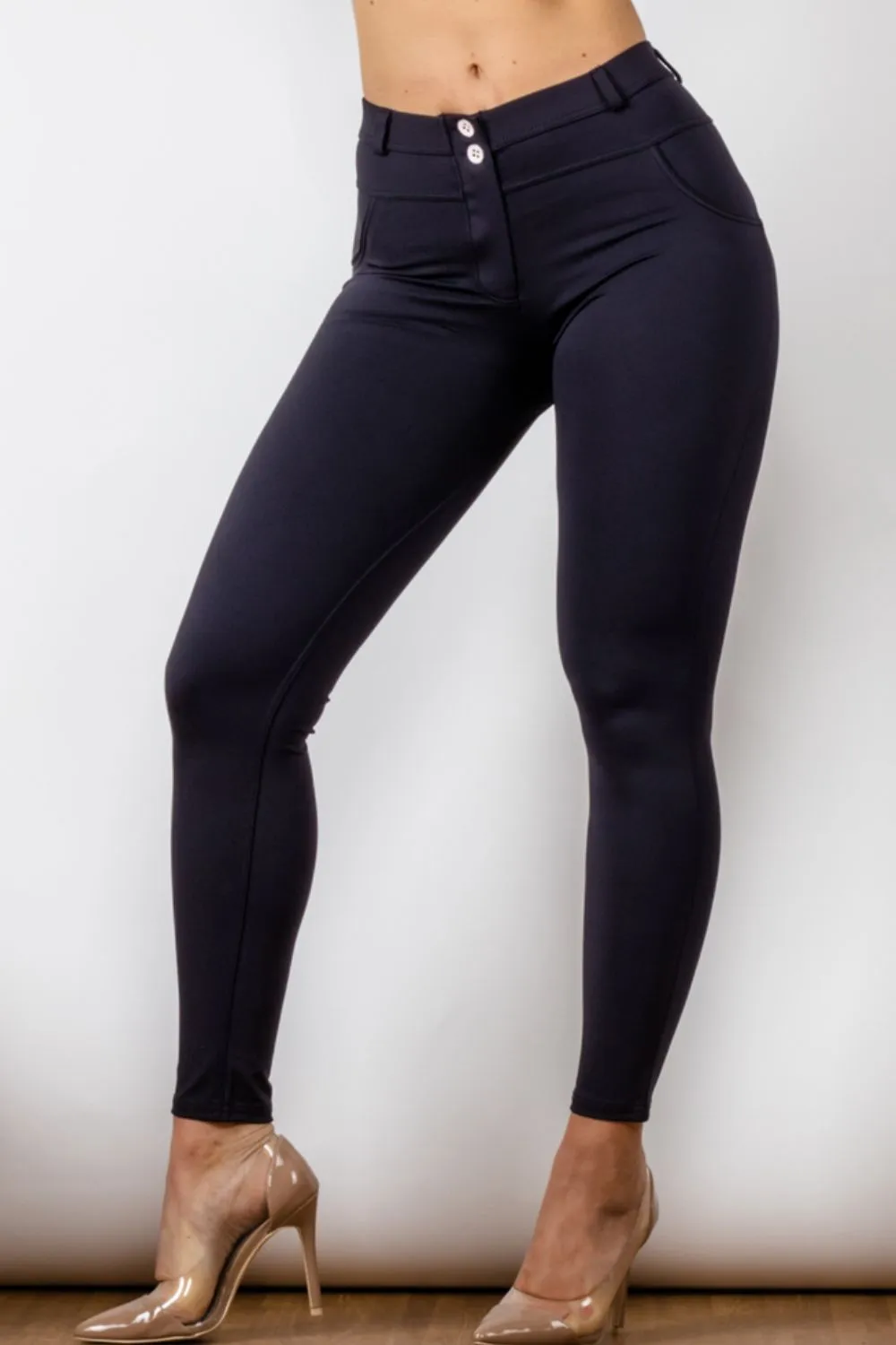 Buttoned leggings with long, skinny fit.