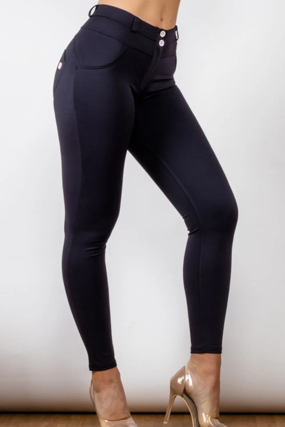 Buttoned leggings with long, skinny fit.