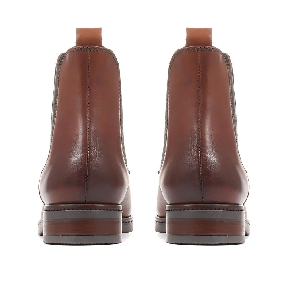 Leather Chelsea Boots - 320 550