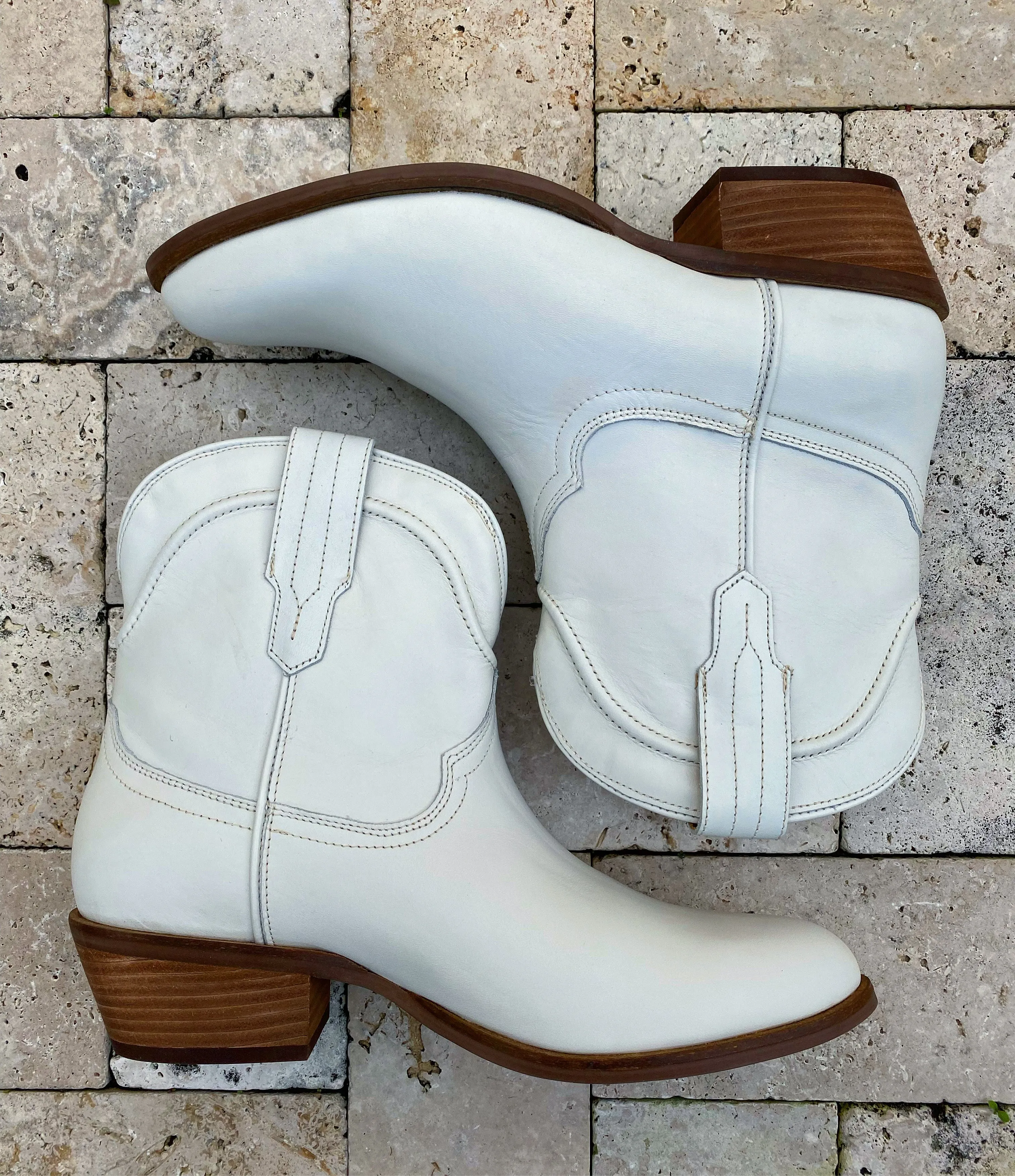 Saguaro White V Cut Leather Boots - BACKORDER 2/25/24