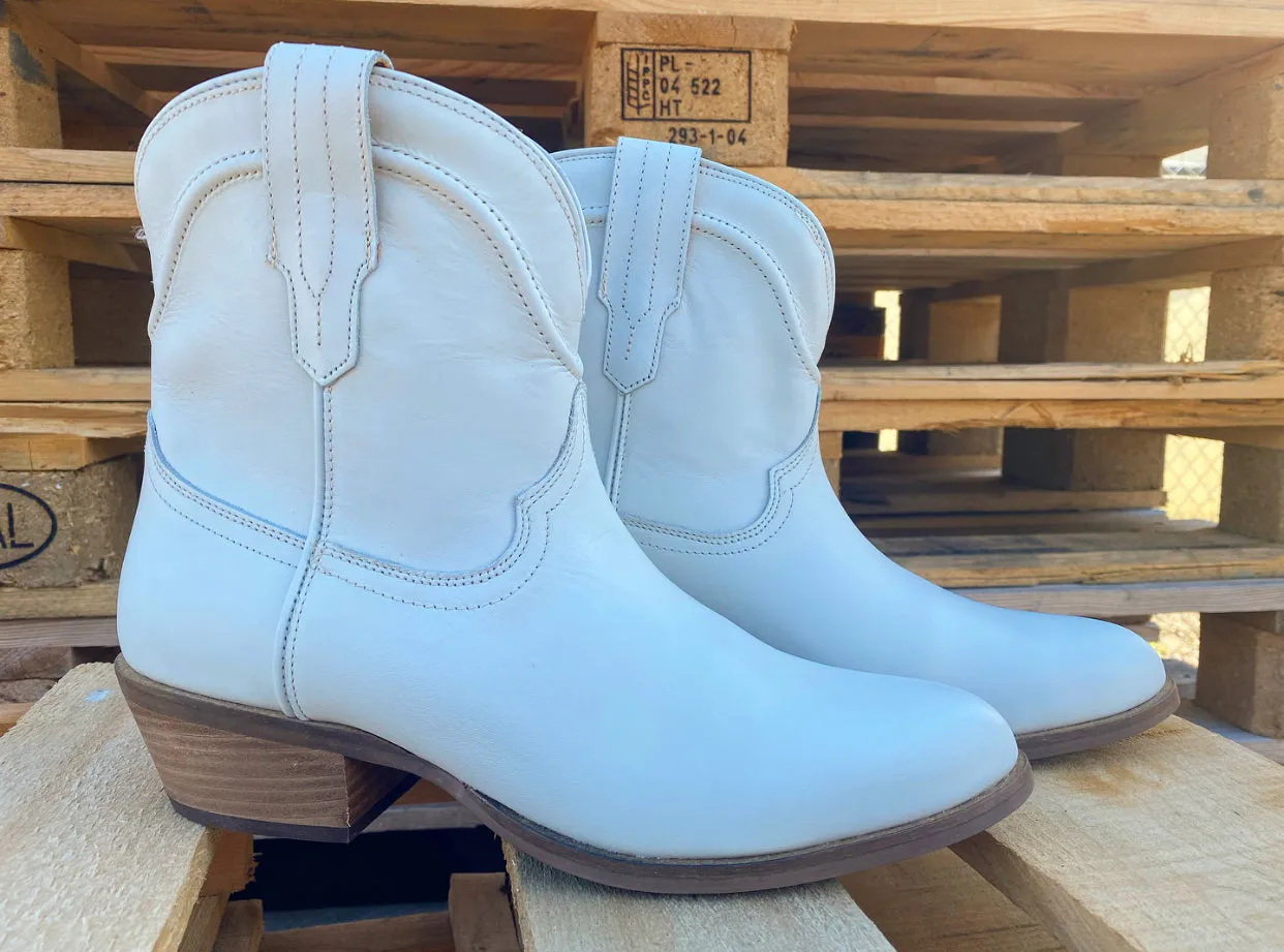 Saguaro White V Cut Leather Boots - BACKORDER 2/25/24